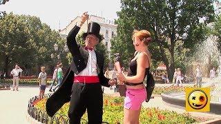 Scandalous Illusionist - Naked and Funny Prank